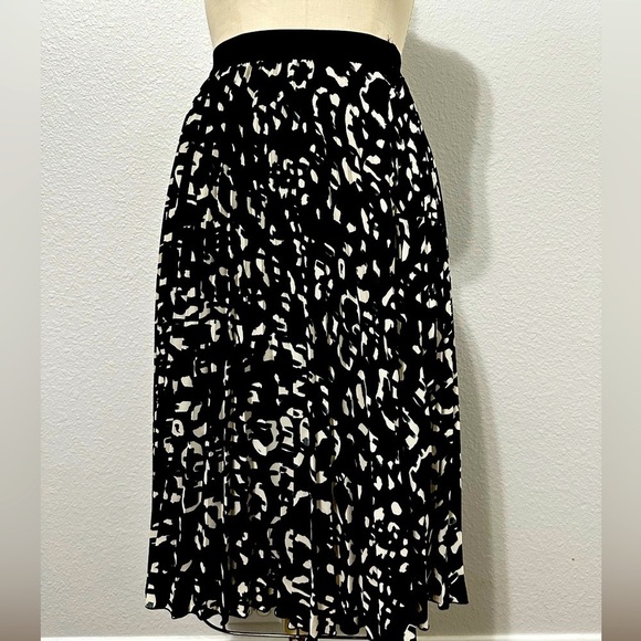 H&M Animal Print Pleated Skirt. Size 6. - Picture 1 of 6